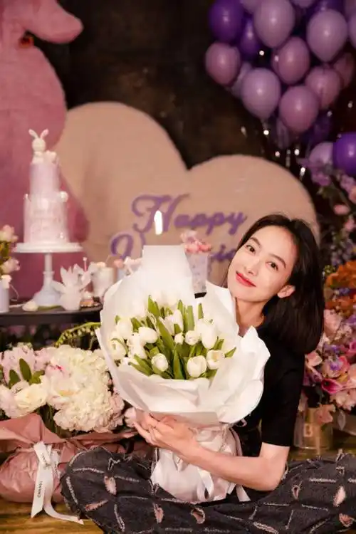 宋茜晒照庆36岁生日,笑容迷人甜如初恋,被鲜花围绕超幸福