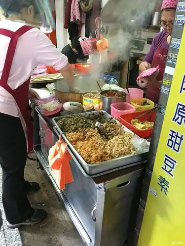 早上很接地气的买了早点,第一次见如何制作饭团子.