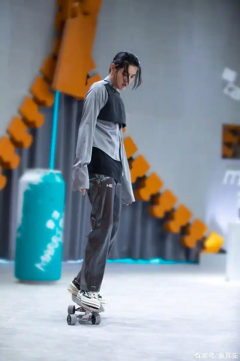 吴亦凡机能风穿搭,这张脸永远不能被诋毁