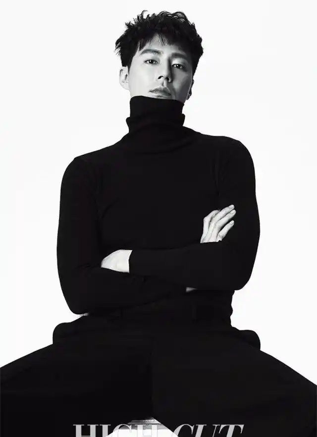 "衣架子"赵寅成最新杂志写真曝光,雅痞范演绎成熟男人魅力