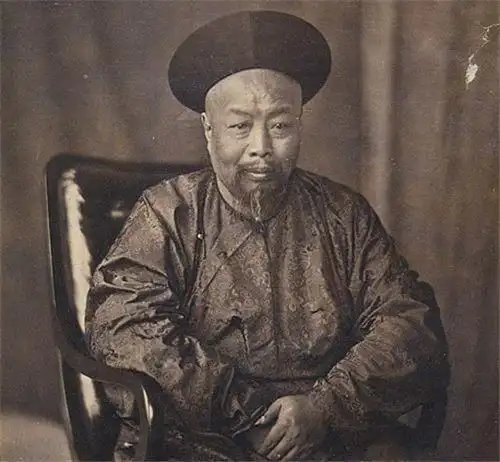 他是清朝两广总督被英国人带到印度关在笼子里供人观赏