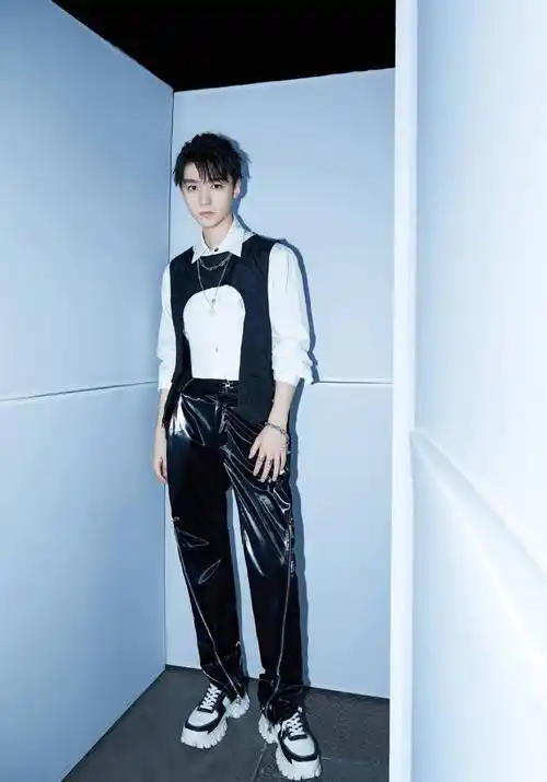 单扣 王俊凯穿复古单扣西装扎小辫,走成熟风又有少年感,简直太撩人了