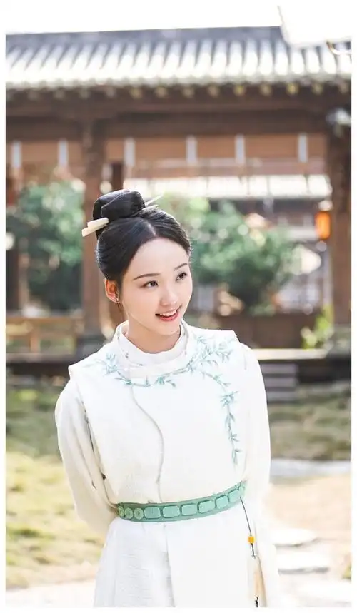 《青青子衿》吕小雨美图分享,长相太一般了,没女主脸,胜在可爱