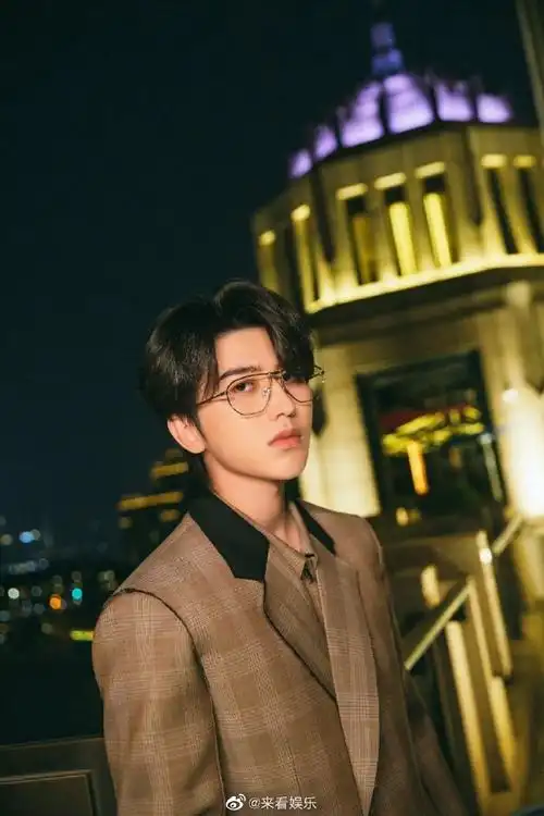 蔡徐坤未来感眼镜大片