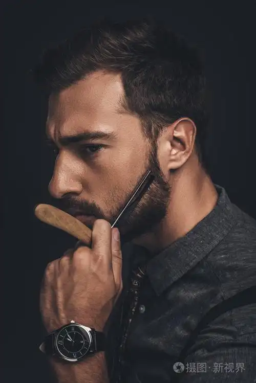 用剃刀刮胡子的男人