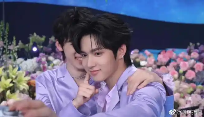 宋亚轩戳刘耀文脸蛋