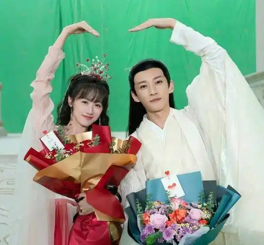 《落花时节又逢君》杀青,袁冰妍刘学义现场比心,大方营业_定制_金色