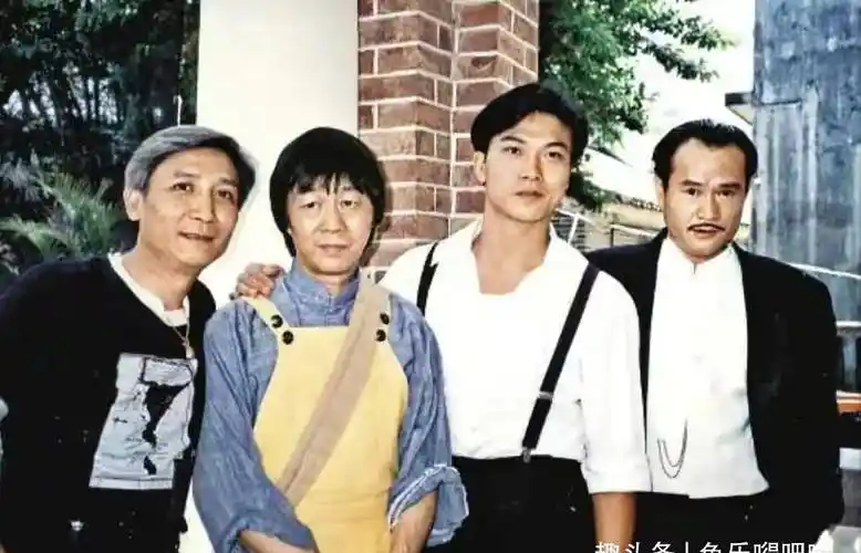 周润发给他做配.