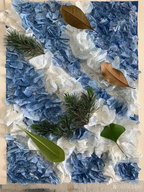 综合材料装饰画 材料:a4纸,卫生纸 ,国画颜料(花青,酞青蓝),剪的树叶
