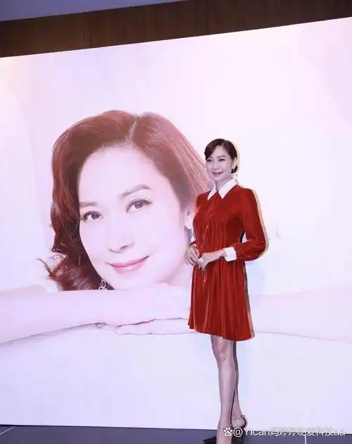 优雅的邝美云,身穿红裙,摆脱发福,散发魅力