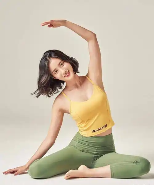 酷爱健身的国外美女模特,一身运动穿搭看起来阳光又迷人_身材_活力