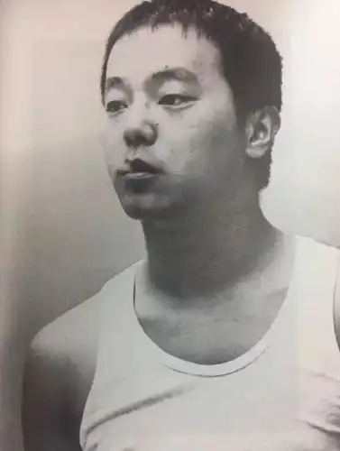 窦唯现身街头被偶遇,头发稀缺成路人,离开王菲后就落寞了?