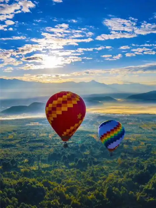 乘坐热气球探索火山地貌,既浪漫又刺激.