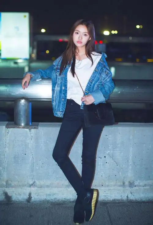 林允白色短裤还没西装长,秀美腿被网友怒赞:比"漫画腿"还好看