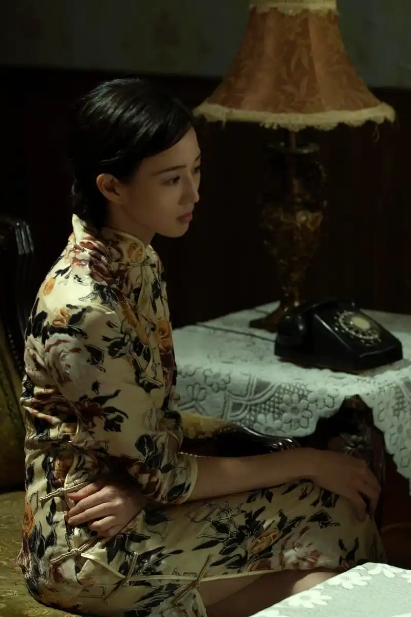 张钧甯一身旗袍太优雅,知性样子太撩人,可一躺下就有点少儿不宜