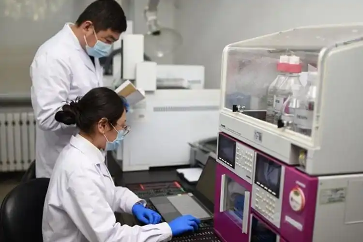 图7.实验室技术人员正在进行数据分析 卜松涛摄.jpg