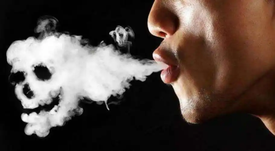 当抽烟的人说:"我抽一手烟都不怕,你怕啥?