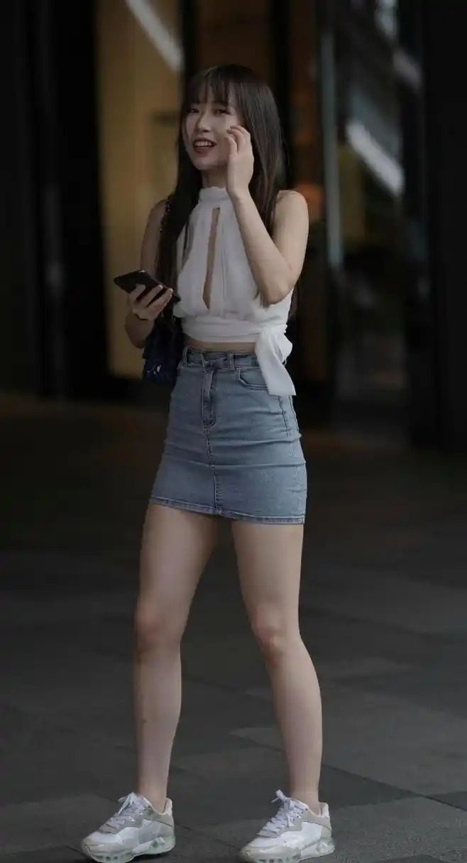 性感可人的牛仔包臀裙美女