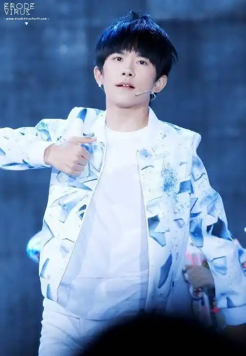 易烊千玺童年旧照:曾经和他约定好一起出道的小伙伴,已分道扬镳_偶像