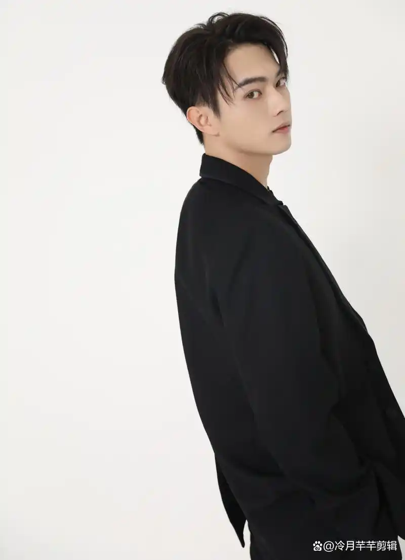 简简单单的搭配,许凯帅气加倍