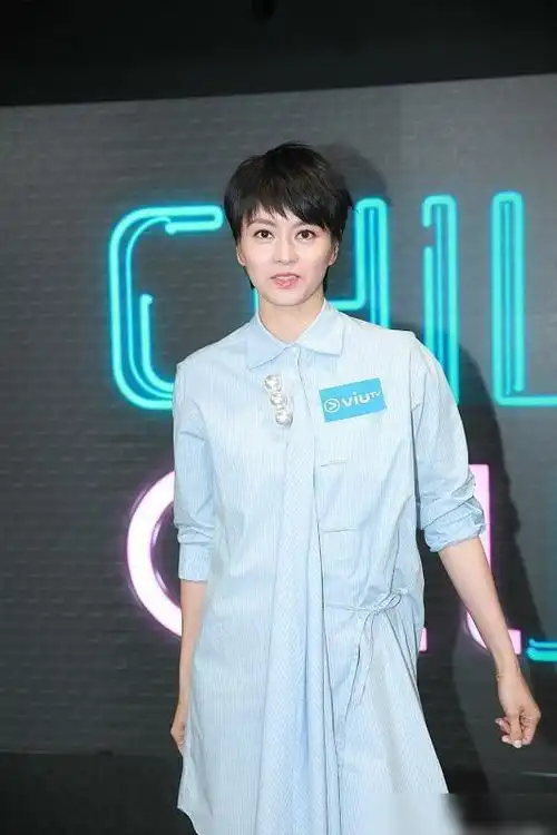 "短发玉女"梁咏琪罕见亮相穿衬衫裙干练淡妆出境自然秀气