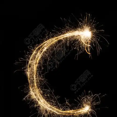 在黑色背景上的烟火字母表中的字母的英文字母c