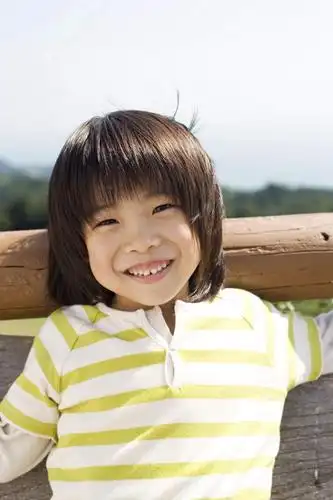 仅一个男性,仅一个人,阴影,条纹,服装,光线,影子,注视,休闲装,黄种人