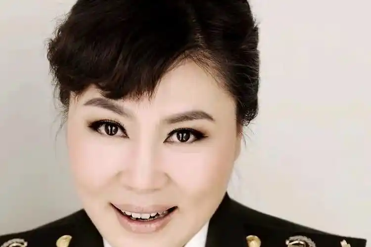 军旅歌唱家乌兰托娅的歌曲感恩哈达特别好听