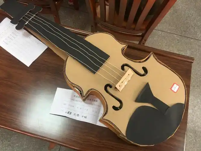 刘炜老师利用废旧纸板制作的小提琴.