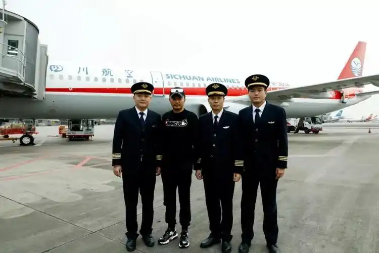 中国民航英雄机组重返蓝天 《中国机长》刘伟强张涵予袁泉共同见证