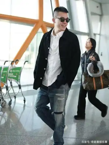 欧豪寸头造型man味十足,露标准邪魅笑撩粉无数