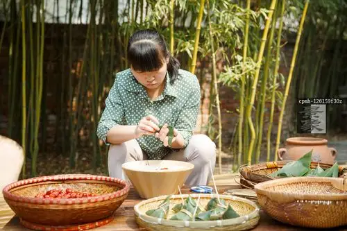 图片标题:     中年女人在包粽子 图片编号:     cpmh-126159f30z