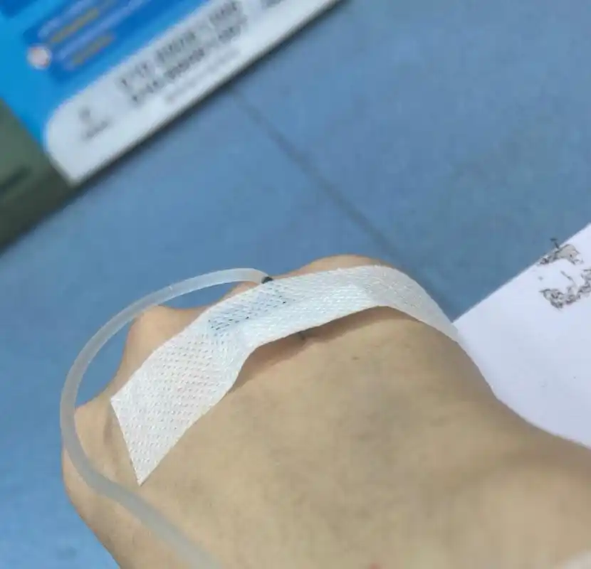 打点滴 真的会时不时瞄一眼