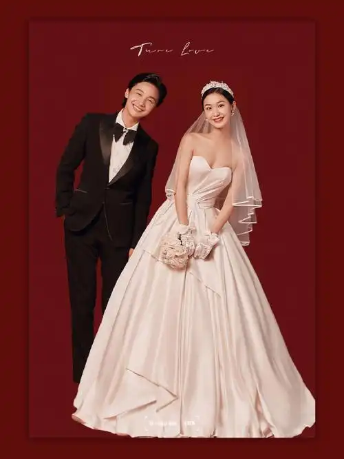 婚纱照78统一全家人审美的室内红底婚纱照