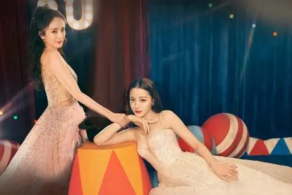 杨幂和迪丽热巴是娱乐圈的知名闺蜜,两人不仅同为漂亮的花旦,还有着