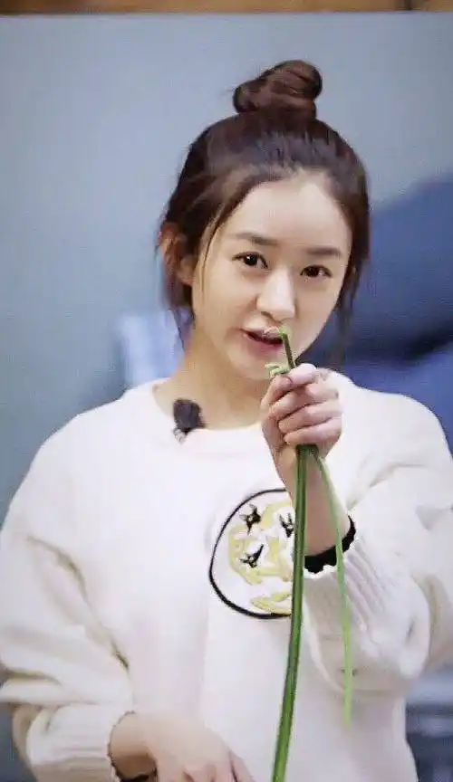 本期节目中,姐妹花谢娜和赵丽颖将一同做客蘑菇屋,两位在相约两个月