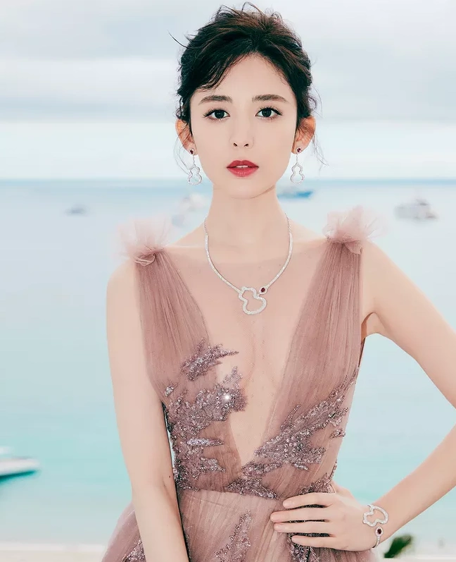 古力娜扎真敢穿!深v薄纱透视礼服,事业线一览无余