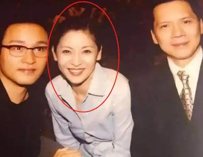 网上还曝出了向太年轻时候的照片,有人说,可以用清水出芙蓉来形容向太