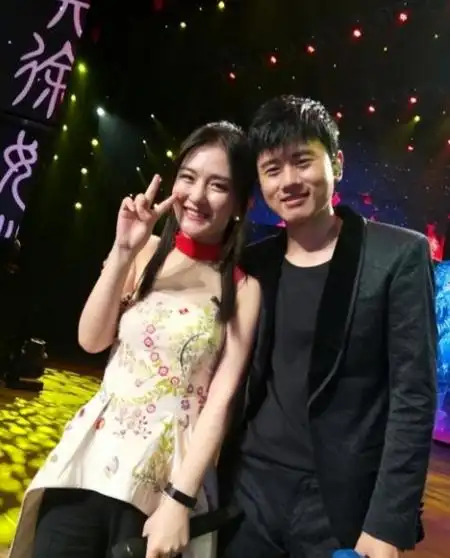 张杰难得晒出了一组与三个女儿的合照,充满温馨和爱意的画面