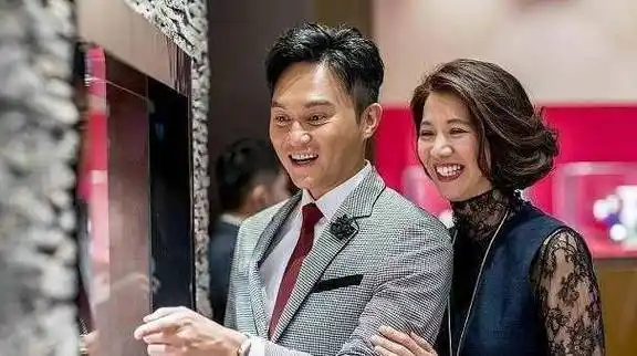 原创2001年张智霖接到亿万富翁电话100万圈养你老婆袁咏仪2个月