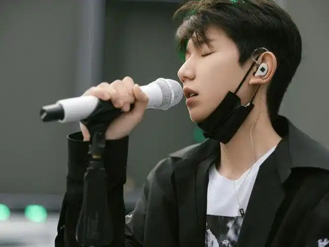 王源巅峰盛典彩排花絮图 黑白休闲装,顺毛认真唱歌的源哥