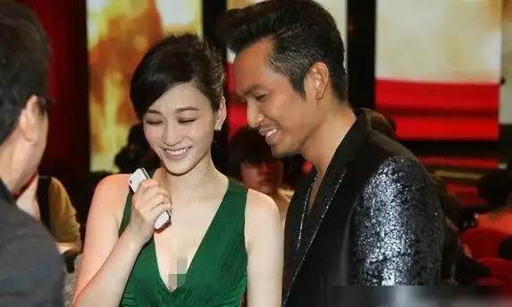 钟汉良李小冉新戏路透,靠肩互动冒粉红泡泡,三度合作cp感超甜