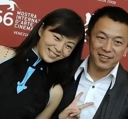 回顾黄渤普通妻子是我掌心宝成名后抛弃糟糠妻那还是人吗