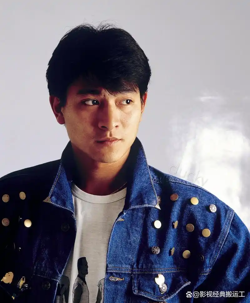 刘德华这一组老照片,牛仔上衣牛仔裤,想必很多人都穿过