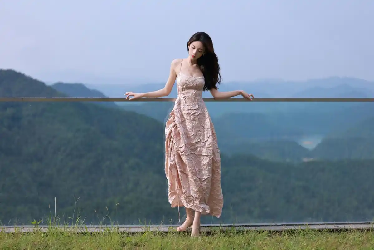 陈瑶全新写真大片:优雅明艳的姿态,卡布奇诺玫瑰既视感.