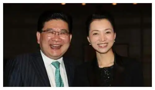 上海主持曹可凡与妻子结婚23年恩爱如初儿子成功减掉15斤