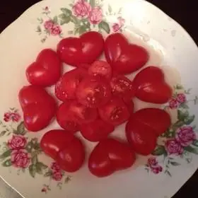 在10秒内把小西红柿切成心形