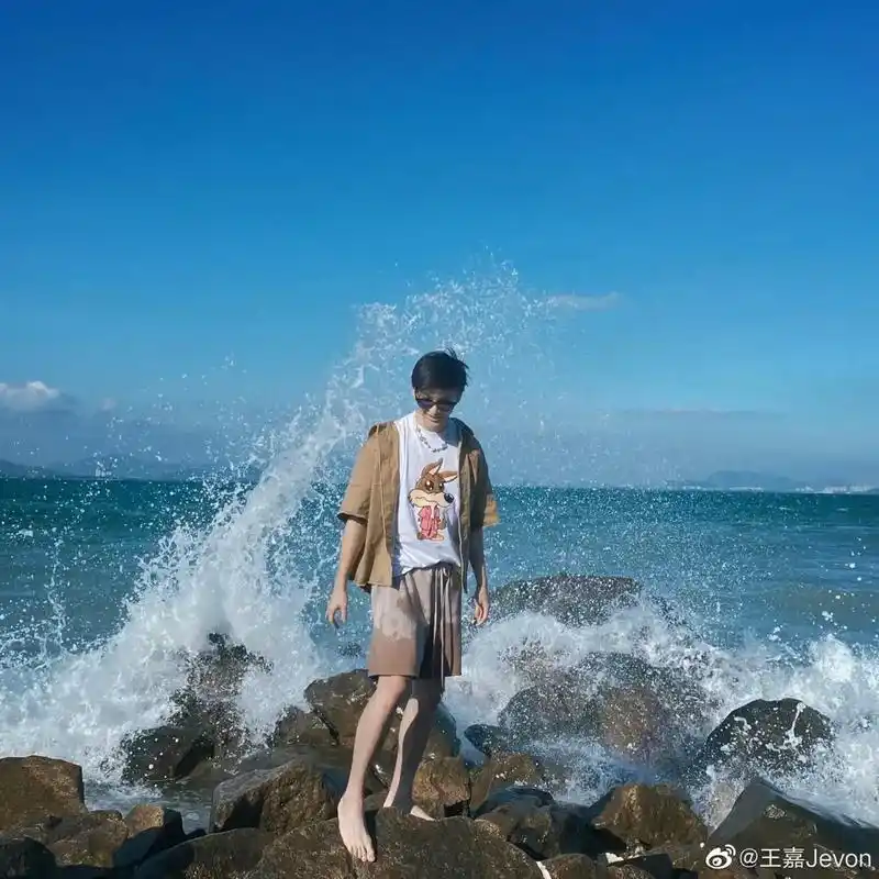 难得有这么多光脚丫照片的帅哥#王嘉 给大家安利一个光脚小哥哥 - 抖