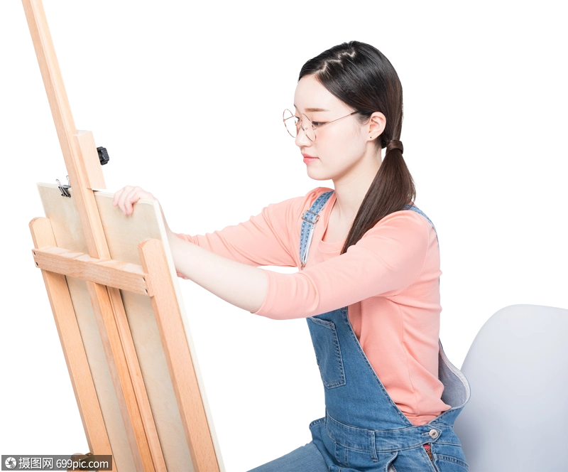 正在画画的年轻女生图片