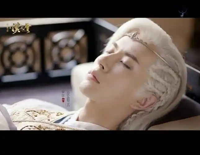 我就是被于朦胧这个白发杀马特造型一脚踹进坑里的